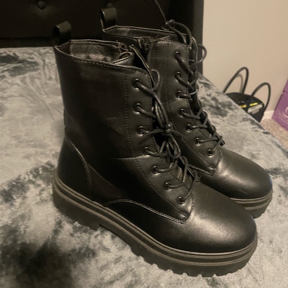 Sturdy Black Rugged Sole Boots - Picture 2 of 3